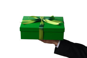 Männliche Hand mit einem grünen Geschenk