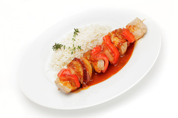 Fleischspieß, Paprikasoße und Reis