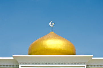 Fototapeta na wymiar Stars and a month on The golden domes of Islamic symbols.
