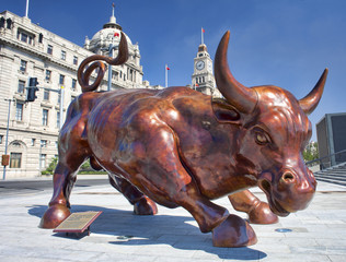 Obraz premium Szanghajski byk z brązu podobny do tego z Wall Street