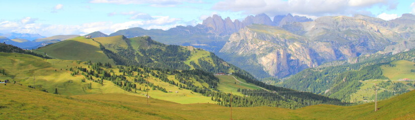 Fototapeta na wymiar Widok z przełęczy na Dolomity Sella