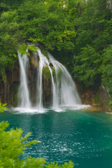 Fototapeta na wymiar Piękny wodospad w zielonej okolicy.