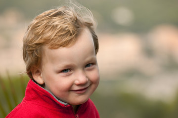 Portrait eines lachenden Jungen