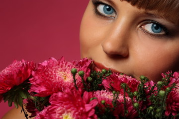 Naklejka premium Portrait of a young woman with pink flowers