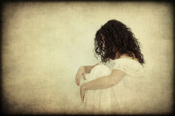 Donna in abito bianco pensierosa, solitaria, texture retro