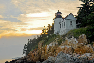 Fototapeta na wymiar Zachód słońca w Bass Harbor Lighthouse, Acadia National Park (Maine)