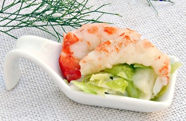Aperitivo de ensalada con gambas