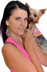 Belle jeune fille avec cute yorkshire terrier chien