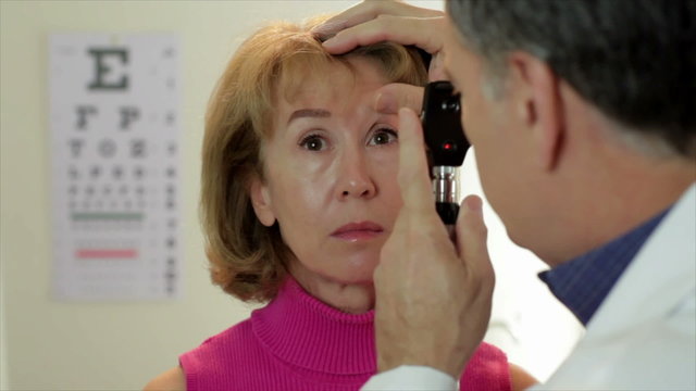 Optometrist using an ophthalmoscope
