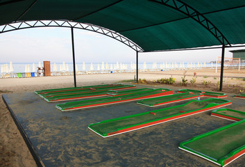 Platform for mini-golf on the beach