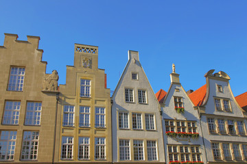 Fototapeta na wymiar historische Giebelhäuser in Münster
