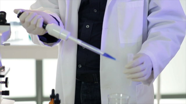 lab tech uses a pipette