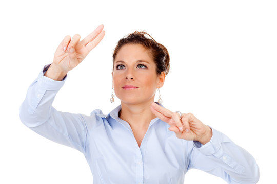 junge frau gestikuliert mit den fingern