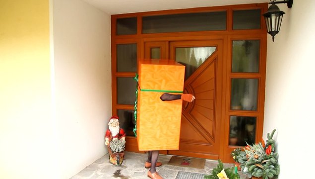 Ein Geschenkpaket kommt an