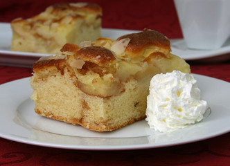 Apfelkuchen mit Schlagsahne