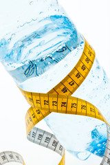 Mineralwasser mit Maßband.