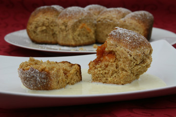 Buchteln mit Vanillesoße
