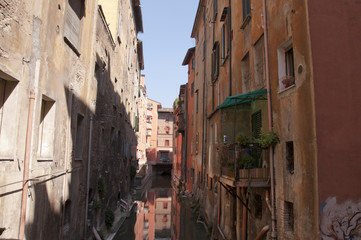 Fototapeta na wymiar Kanał w pięknym mieście Bolonii we Włoszech