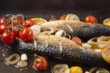 gegrillte Forellen mit Tomaten, Knoblauch und Zitronenscheiben