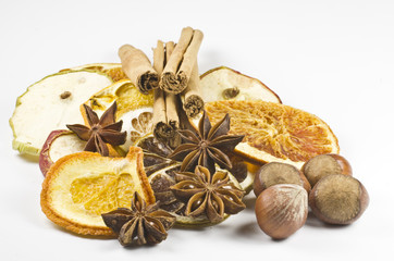 Trockenfrüchte und Gewürze