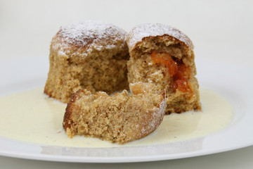 Buchteln mit Vanillesoße