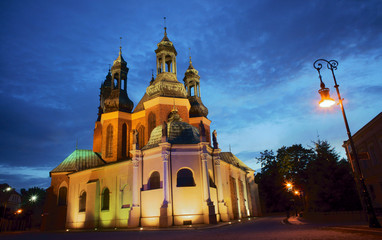 wieże gotyckiej katedry nocą