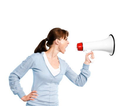 Frau schreit durch ein Megaphone