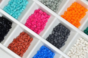 verschiedene farbige Granulate
