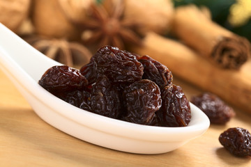 Raisins on ceramic spoon