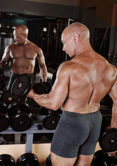 Fototapeta na wymiar bodybuilder showing his muscles