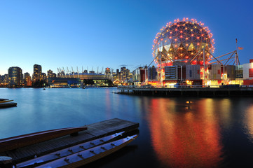 Naklejka premium Vancouver Science World o zachodzie słońca