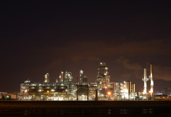 Fototapeta na wymiar Refinery at night