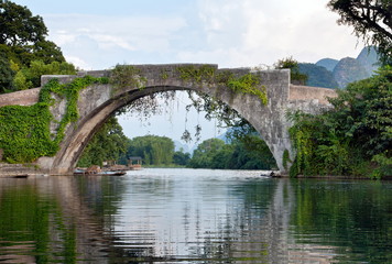 Fototapeta na wymiar Chinese stone bridge