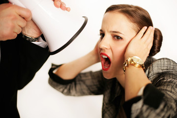 Mann und Frau mit Megaphone