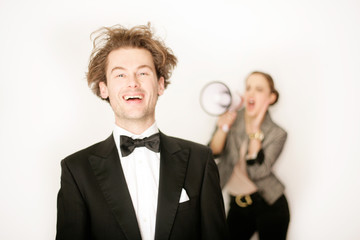 Mann und Frau mit Megaphone