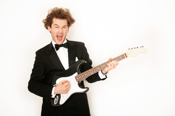 Mann mit E-Gitarre und Smoking