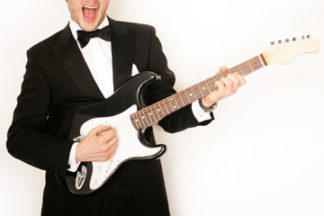 Mann mit E-Gitarre und Smoking