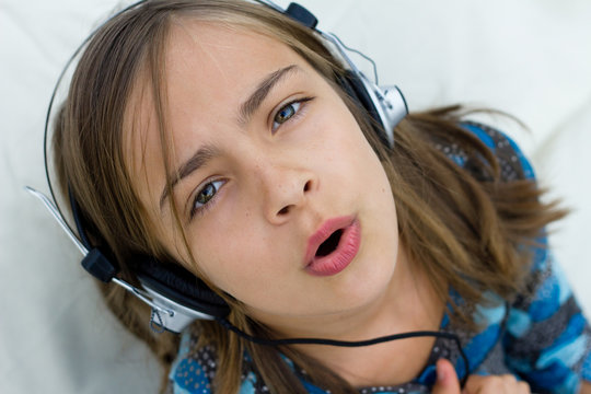 enfant &eacute;coutant de la musique