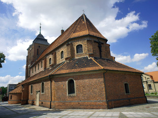 gotycki kościół z wieżą