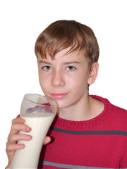 мальчик подросток с бокалом молока