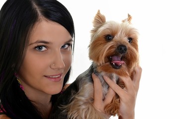 belle femme avec yorkshire terrier