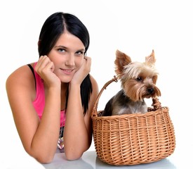 fille avec son chien dans un basket