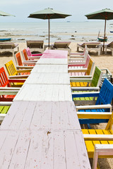 Fototapeta na wymiar Stoły, krzesła, kolorowe morskie