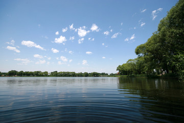 Obraz premium river scenery under the blue sky