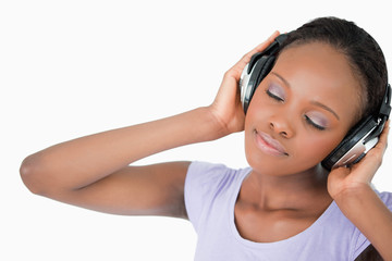 Naklejka premium Close up of woman with headphones against a white background