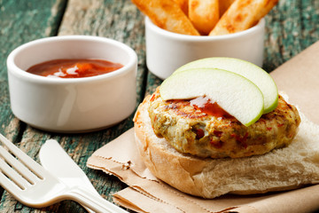 Spicy turkey burger