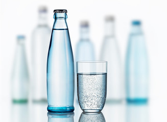 Mineralwasserflasche mit Glas