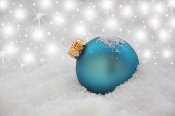 Christbaumkugel im Schnee