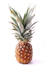 Fototapeta premium Ananas intero su sfondo bianco