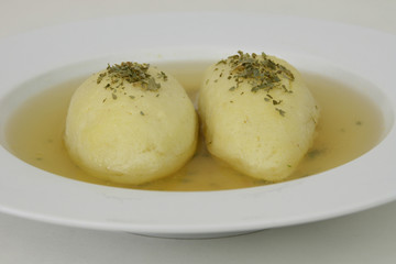 Gemüsebrühe mit Grießnockerl